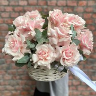 Корзина из розовых французских роз